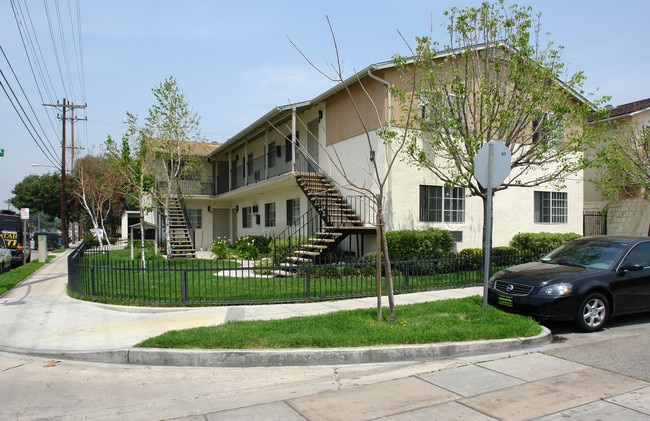 199 W Elmwood Ave in Burbank, CA - Building Photo - Building Photo