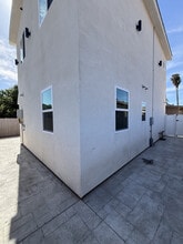 7806 Ferncola Ave in Sun Valley, CA - Foto de edificio - Building Photo