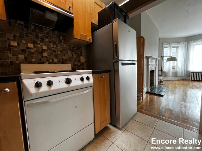 869 Beacon St, Unit 3 in Boston, MA - Building Photo - Building Photo