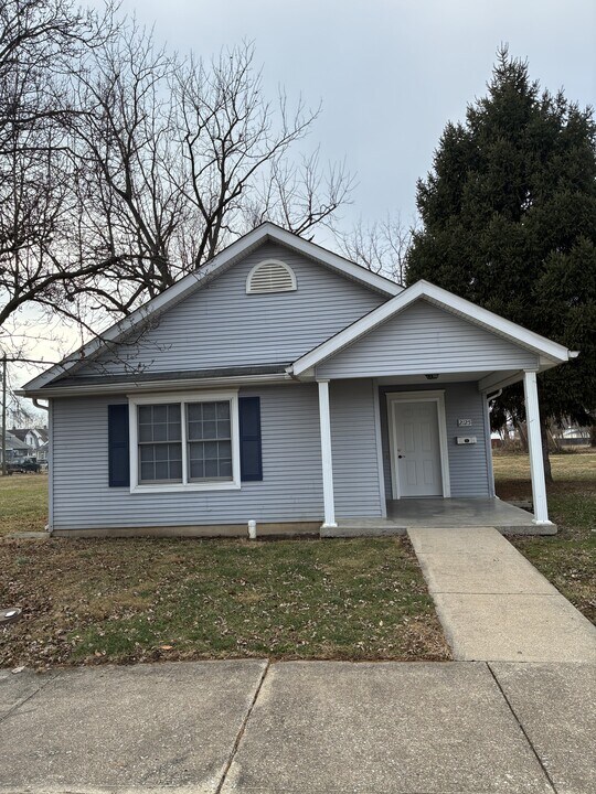 2125 Cleveland Ave in Terre Haute, IN - Foto de edificio
