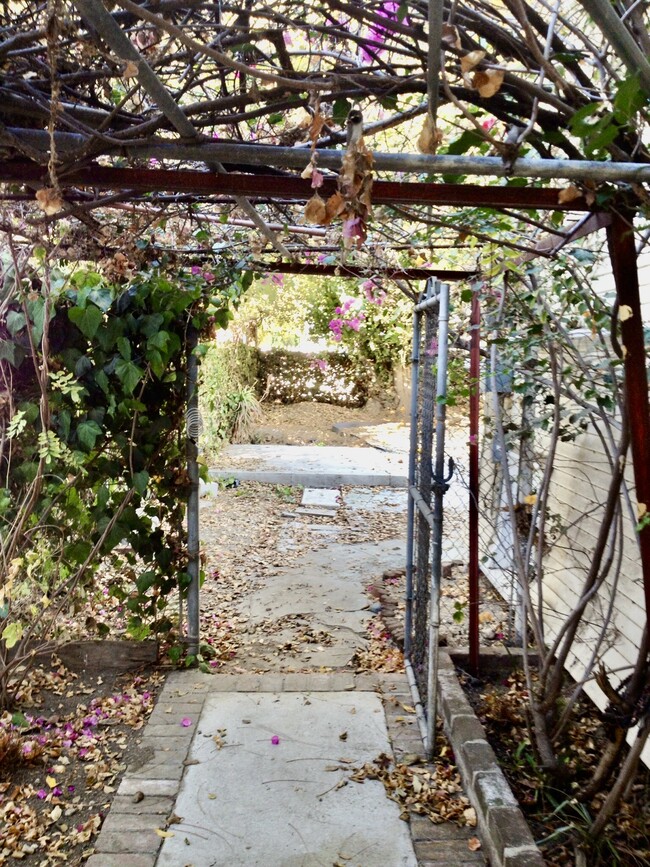 1221 W 30th St in Los Angeles, CA - Building Photo - Building Photo