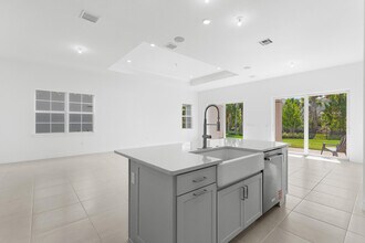 10717 Northbrook Cir in Palm Beach Gardens, FL - Building Photo - Building Photo