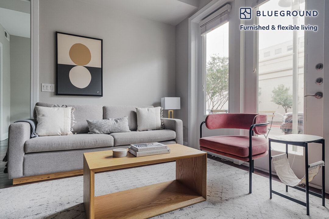 3201 Esperanza Crossing in Austin, TX - Building Photo