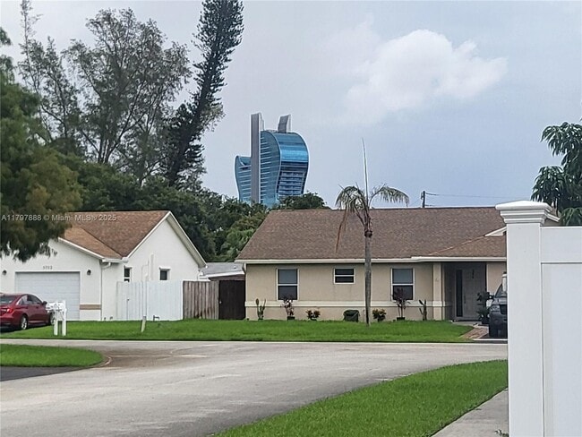5512 SW 57th Pl in Davie, FL - Building Photo - Building Photo