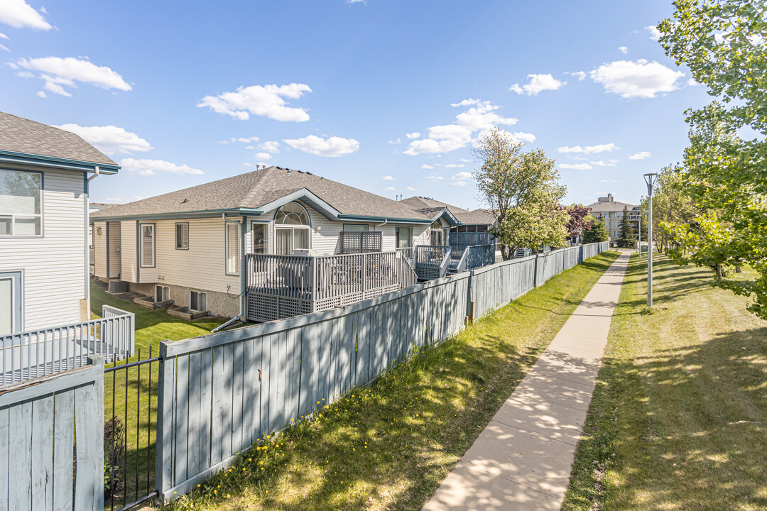 17418 98A Ave NW in Edmonton, AB - Building Photo