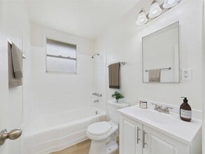 Banner Circle Apartments in Long Beach, CA - Building Photo - Building Photo