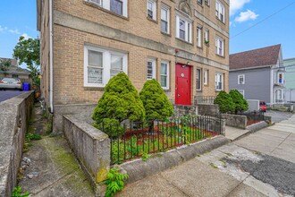 126 Sumner Ave-Unit -Unit 12 in Central Falls, RI - Building Photo - Building Photo