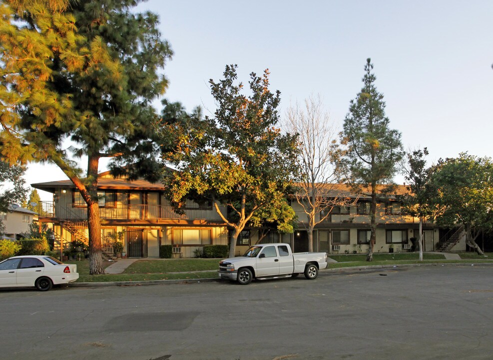 607 W Provential Dr in Anaheim, CA - Building Photo