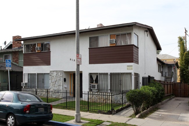 819 Gardenia Ave in Long Beach, CA - Foto de edificio - Building Photo