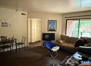 2108 Jefferson Park Ave in Charlottesville, VA - Foto de edificio - Building Photo