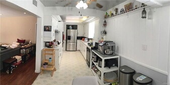 5044 Newcastle Ave in Los Angeles, CA - Building Photo