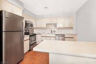 101 Shearwater Ct E in Jersey City, NJ - Building Photo - Building Photo