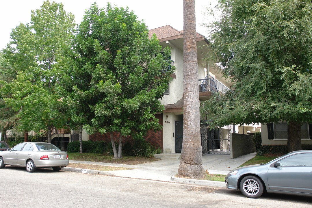 336 N Cedar St in Glendale, CA - Building Photo