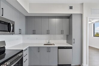 1559 NW 15th Street Rd, Unit 301 in Miami, FL - Building Photo - Building Photo