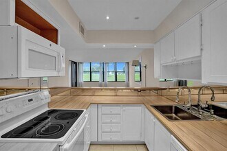 16300 Golf Club Rd, Unit 109 in Weston, FL - Building Photo - Building Photo