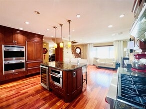 65 Maple Dr in North New Hyde Park, NY - Building Photo - Building Photo