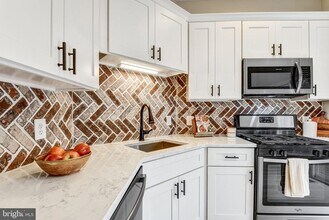 12527 Heykens Ln in Linton Hall, VA - Building Photo - Building Photo