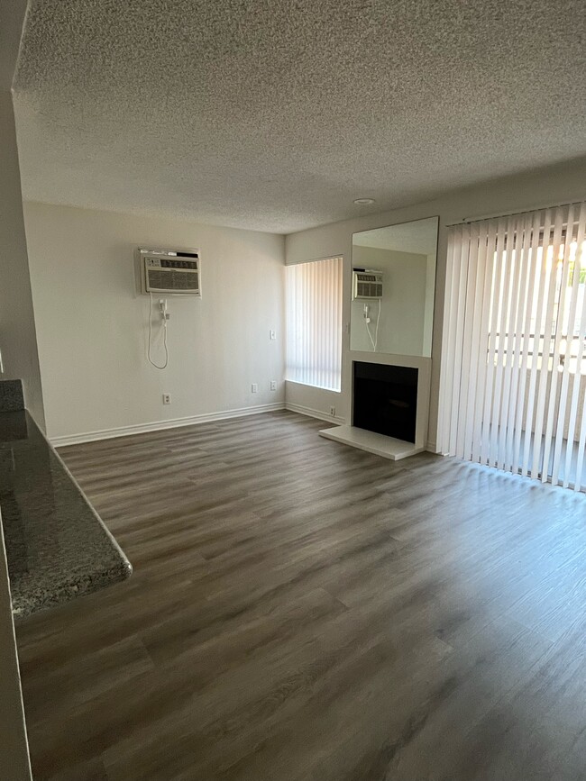 1632 N Formosa Ave, Unit 206 in Los Angeles, CA - Building Photo - Building Photo