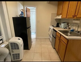 7 Grove St, Unit 2 in Boston, MA - Foto de edificio - Building Photo