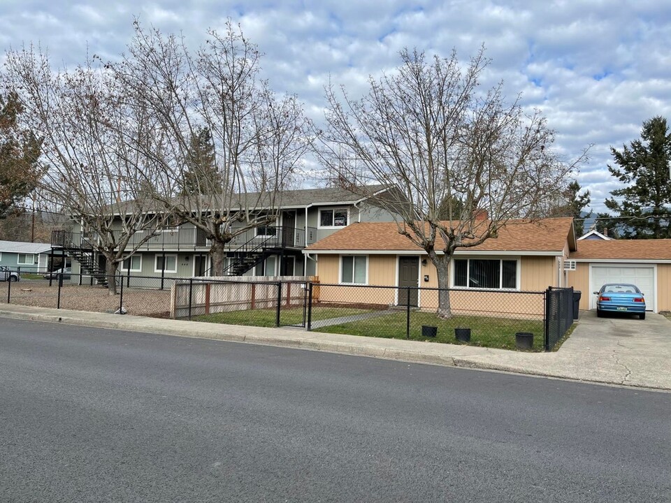 416-444 NW D St in Grants Pass, OR - Building Photo