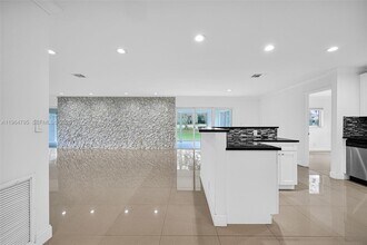 820 E Cypress Ln in Pompano Beach, FL - Building Photo - Building Photo