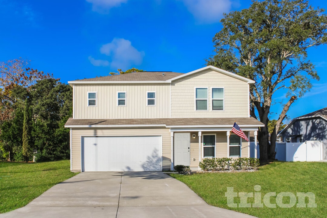 2425 Lake Forest Ave in Spring Hill, FL - Building Photo