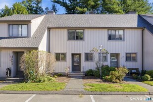 67 Cambridge Ct in Beacon Falls, CT - Building Photo