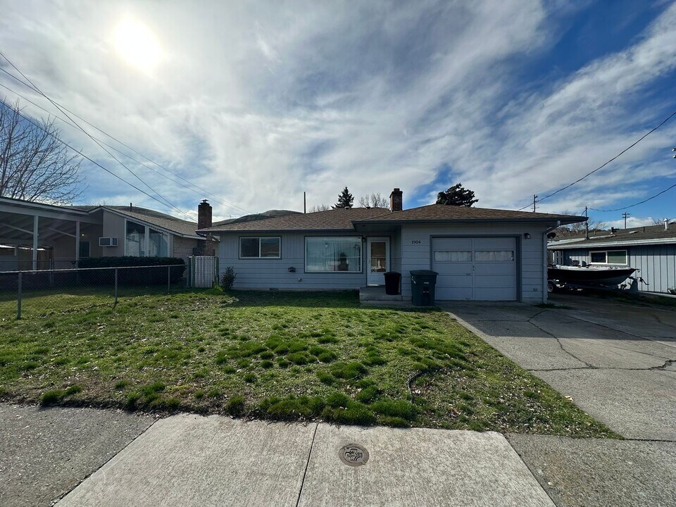 1904 E 12th St in The Dalles, OR - Building Photo