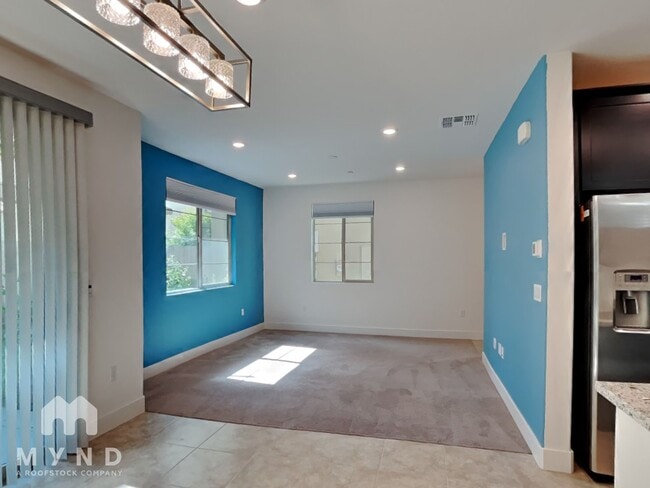 8848 Solo Wy in Elk Grove, CA - Foto de edificio - Building Photo