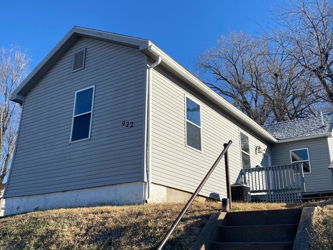 property at 922 N 10th St