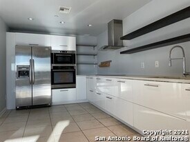 7887 Broadway in San Antonio, TX - Building Photo