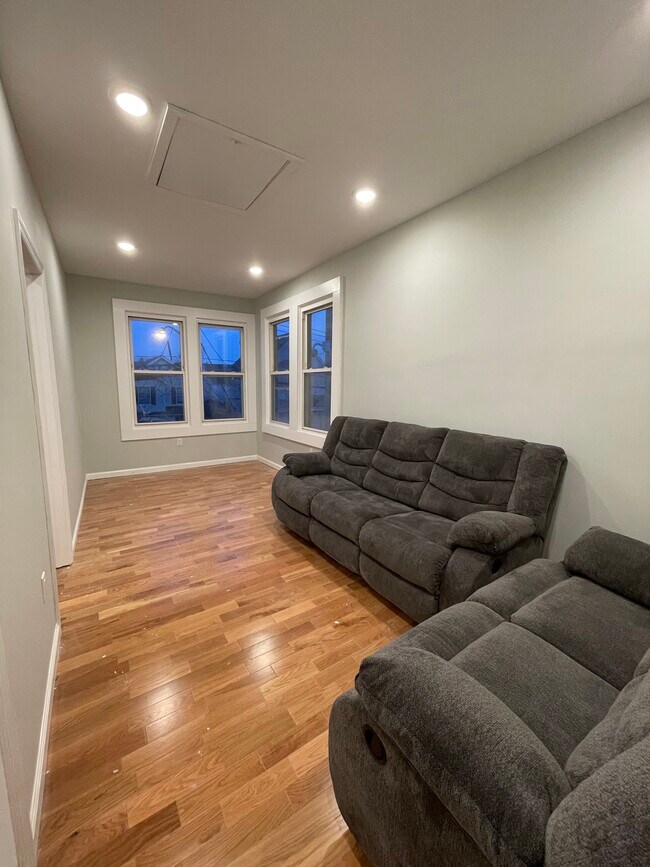 15 Grant Ave, Unit 2 in Jersey City, NJ - Building Photo - Building Photo