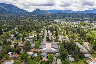 1002 SE N St in Grants Pass, OR - Building Photo - Building Photo