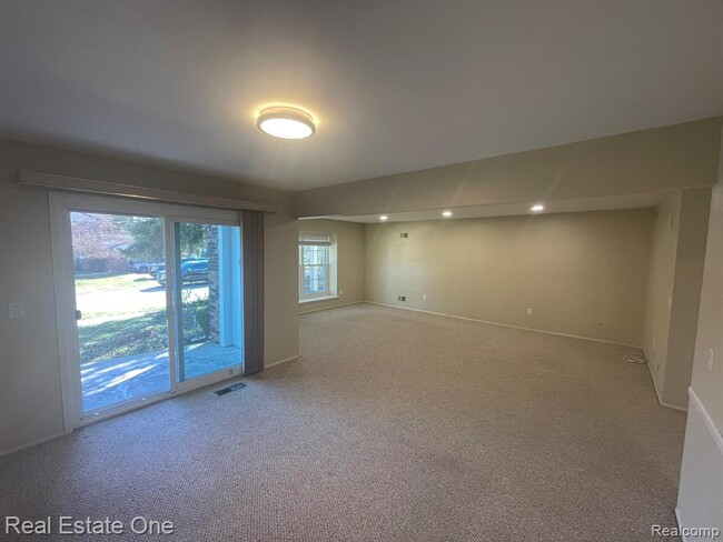 30975 Pointe of Woods Dr in Farmington Hills, MI - Building Photo - Building Photo