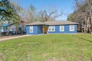 5825 Southurst St in Houston, TX - Building Photo