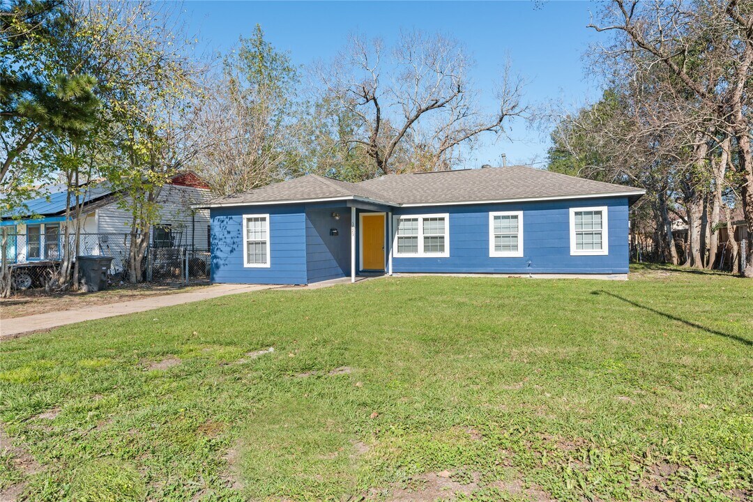5825 Southurst St in Houston, TX - Building Photo