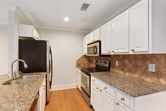 7770 Meadow Rd, Unit 211 in Dallas, TX - Foto de edificio - Building Photo