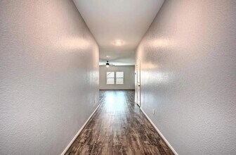 817 Circle Wy in Jarrell, TX - Building Photo - Building Photo