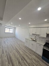 41-20 71st St in Queens, NY - Foto de edificio - Building Photo