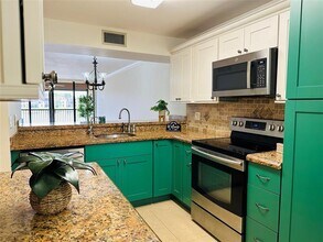 6423 Coral Lake Dr in Margate, FL - Building Photo - Building Photo