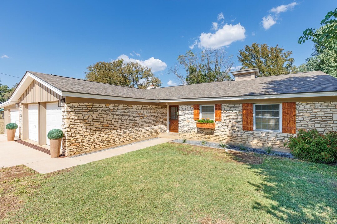 142 Lake Shore Dr in Horseshoe Bay, TX - Building Photo