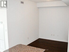 385-385 Prince of Wales Dr in Mississauga, ON - Building Photo - Building Photo