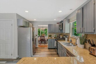 5 Bay Woods Dr in Hampton Bays, NY - Building Photo - Building Photo