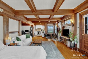 11 Winthrop Rd in West Hartford, CT - Building Photo