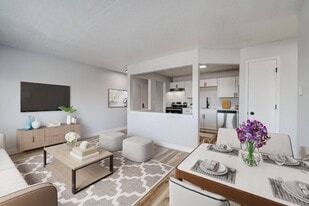 The Hampton Meadows in Des Moines, IA - Building Photo