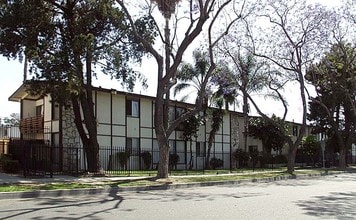 108-116 E Wakefield Ave in Anaheim, CA - Building Photo - Building Photo