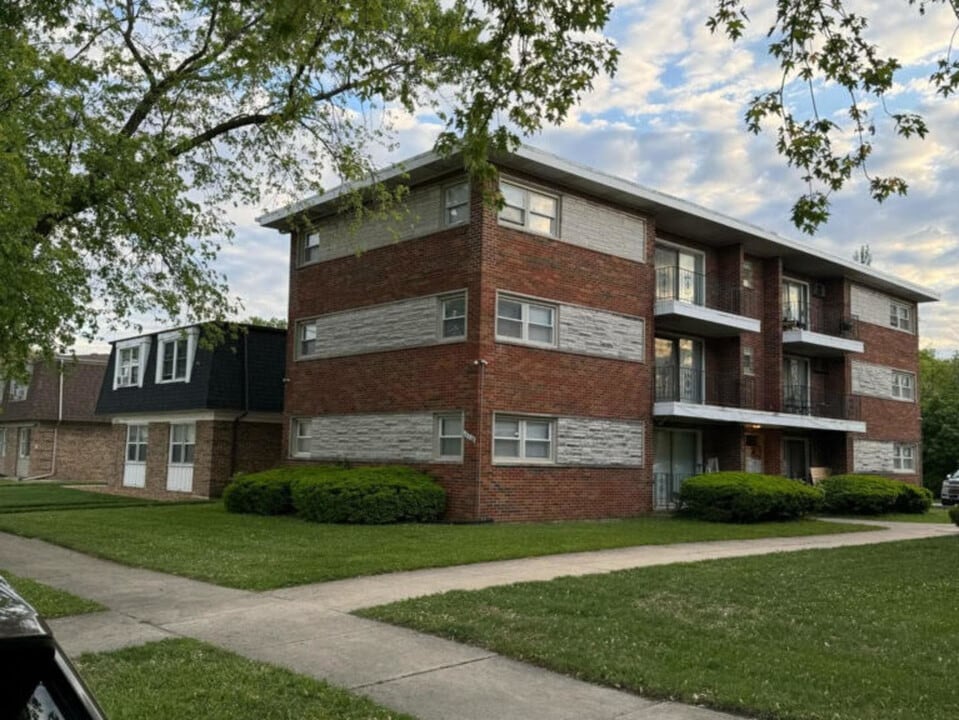 15226 Doctor M.L.K. Jr Dr in Dolton, IL - Building Photo