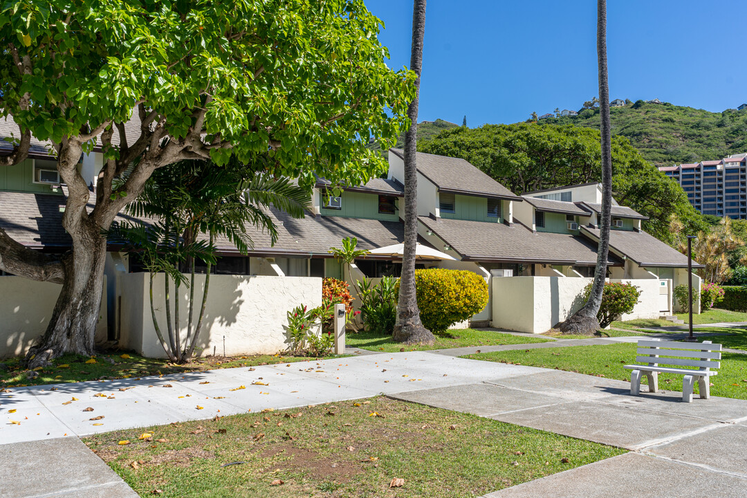 Village Green in Honolulu, HI - Building Photo