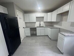 11001 Cambridge Ave in Kansas City, MO - Building Photo - Building Photo