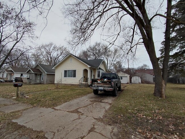 property at 3213 Dale Ave